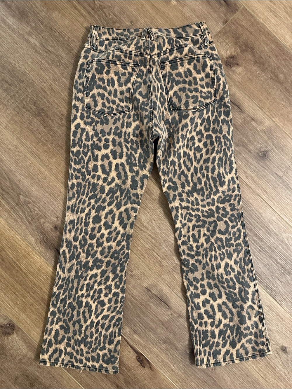 Good American Good Standard Kick Flare leopard jeans - Picture 7 of 8